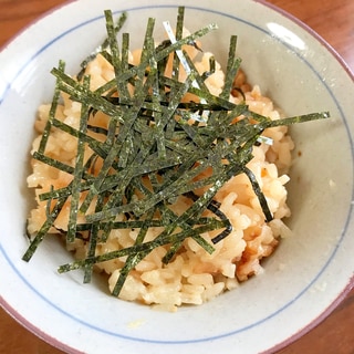 サラダの旨たれで作る玉ねぎと人参の炊き込みご飯